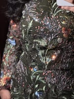 طقم سهرة زيتي مطرز بزخارف نباتية لامعة انيقة