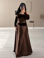 فستان سهرة بني أنيق مخمل بأكتاف مكشوفة وأكمام ناعم...