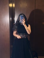 طقم سهرة مخمل اسود فاخر مزين بتطريزات وردية على ال...