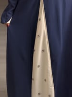 جلابية نسائية كاجوال لونين كحلي وأبيض بتصميم مفتوح...