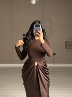 فستان بني ناعم بقصة درابيه ملفوفة عند الخصر