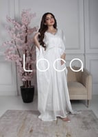 جلابيه أنيقه باللون الأبيض مع اكسسوار بالرقبه