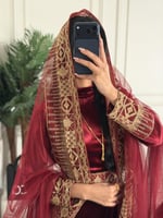 لبس تاسيس مع شال على الكتف