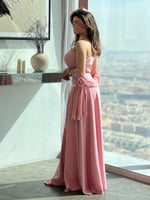 فستان وردي ناعم بقصة واسعة