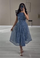 فستان ميدي أنيق بلون أزرق مزين بنقوش