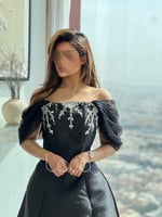 فستان اسود انيق بلمسات تطريز في الامام