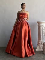 فستان انيق بلون ملفت