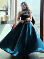 فستان مميز بكتف واحد من لونين