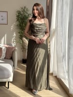 فستان بليسيه ناعم باللون الزيتي