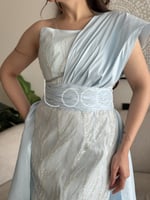 فستان سماوي بكتف واحد