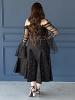 فستان اسود بأكمام بكشكش