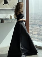 فستان اسود انيق بلمسات تطريز في الامام