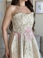 فستان سكري بتطريز على شكل فراشة