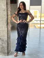 فستان انيق مميز بتطريز ولمسات من الريش