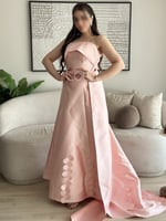 فستان وردي ناعم بتفاصيل انيقة