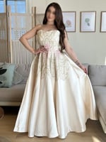 فستان سكري بتطريز على شكل فراشة