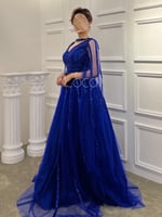 فستان مميز من التل بتطريز طولي