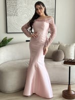 فستان عاري الكتف بأكمام انيقة مطرزة