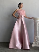 فستان ناعم بلمسات من الريش