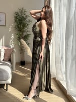 فستان بليسيه ناعم باللون الزيتي