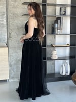 فستان اسود ناعم من الجوخ بلمسات من التل