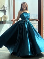 فستان مميز باللون البترولي