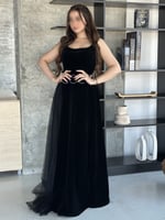 فستان اسود ناعم من الجوخ بلمسات من التل