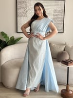 فستان سماوي بكتف واحد