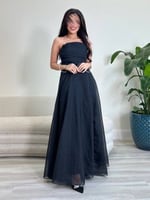 فستان اسود عاري الكتف