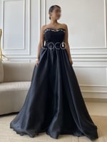 فستان اسود انيق مميز بلمسات من الكريستال