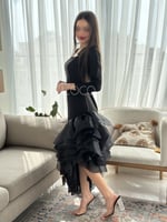 فستان اسود بقصة مائلة