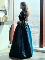 فستان مميز بكتف واحد من لونين