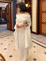 فستان ابيض انيق بتصميم ناعم