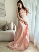 فستان وردي ناعم بتفاصيل انيقة