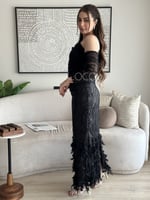 فستان اسود بقصة ناعمة مميز بلمسات من الريش