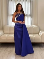 فستان نيلي مميز بلمسات براقة