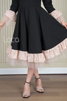 فستان ناعم بلمسات من الدانتيل والتل