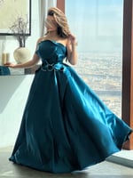 فستان مميز باللون البترولي