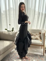 فستان اسود بقصة مائلة