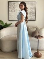 فستان سماوي بكتف واحد