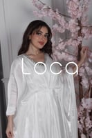 جلابيه أنيقه باللون الأبيض مع اكسسوار بالرقبه