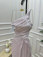 فستان سهره بكسرات باللون الوردي الفاتح