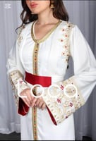 جلابية باللون الأبيض مع لمسات باللون الأحمر