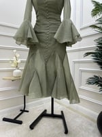 فستان زيتي ناعم بكسرات