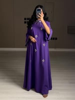 جلابية ناعمة فضفاضة بنفسجية بتطريزات ذهبية أنيقة