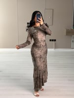 فستان بني ناعم بأكمام طويلة بتصميم انسيابي أنيق