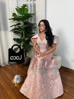 فستان سهره مميز بلون وردي وتطريز فخم من لوكا فاشن