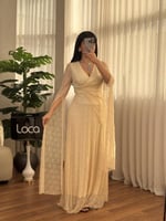 فستان ناعم دانتيل بتصميم وقصه تبرز جمال القوام