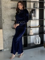 فستان انيق من المخمل بلمسات من الدانتيل