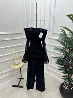 طقم مميز باللون الأسود